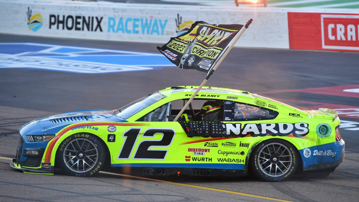 Featured image for Ryan Blaney dominates to win 2023 NASCAR Cup Series championship at Phoenix