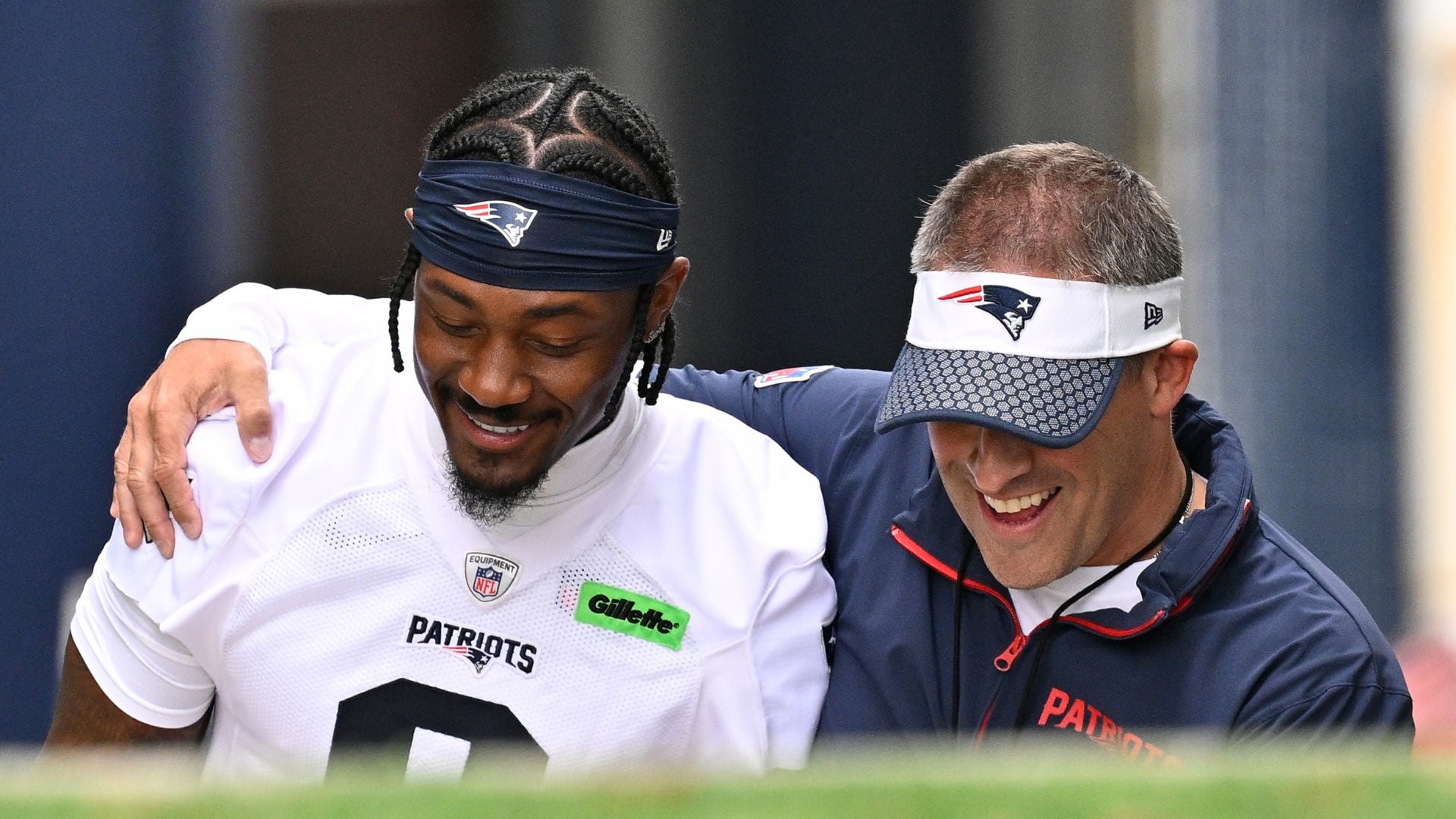 Featured image for Patriots' Diggs Quickly Connects with Maye at Camp Opener