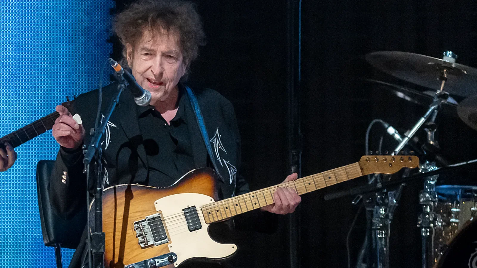 Featured image for Bob Dylan's Surprise Set of Sixties Classics Rocks Farm Aid