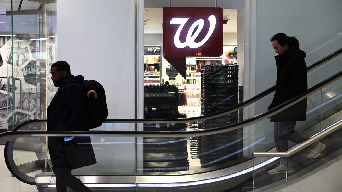 Featured image for Walgreens employee claims self-defense in shooting of pregnant shoplifting suspect.