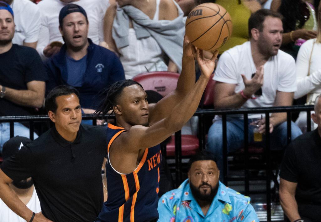 Featured image for Knicks' persistent 3-point shooting struggles.