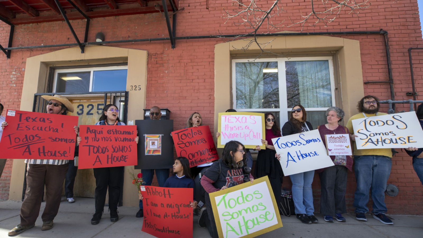 Featured image for San Diego Border Patrol Releases Hundreds of Migrants at Transit Sites
