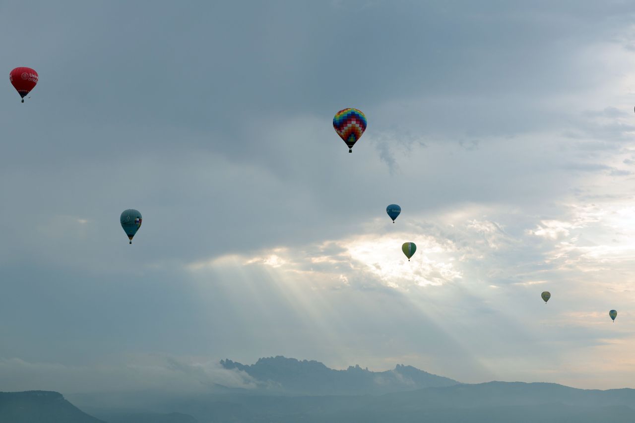 "Volunteer's Terrifying Fall from Hot Air Balloon Shocks Guilford Festival"