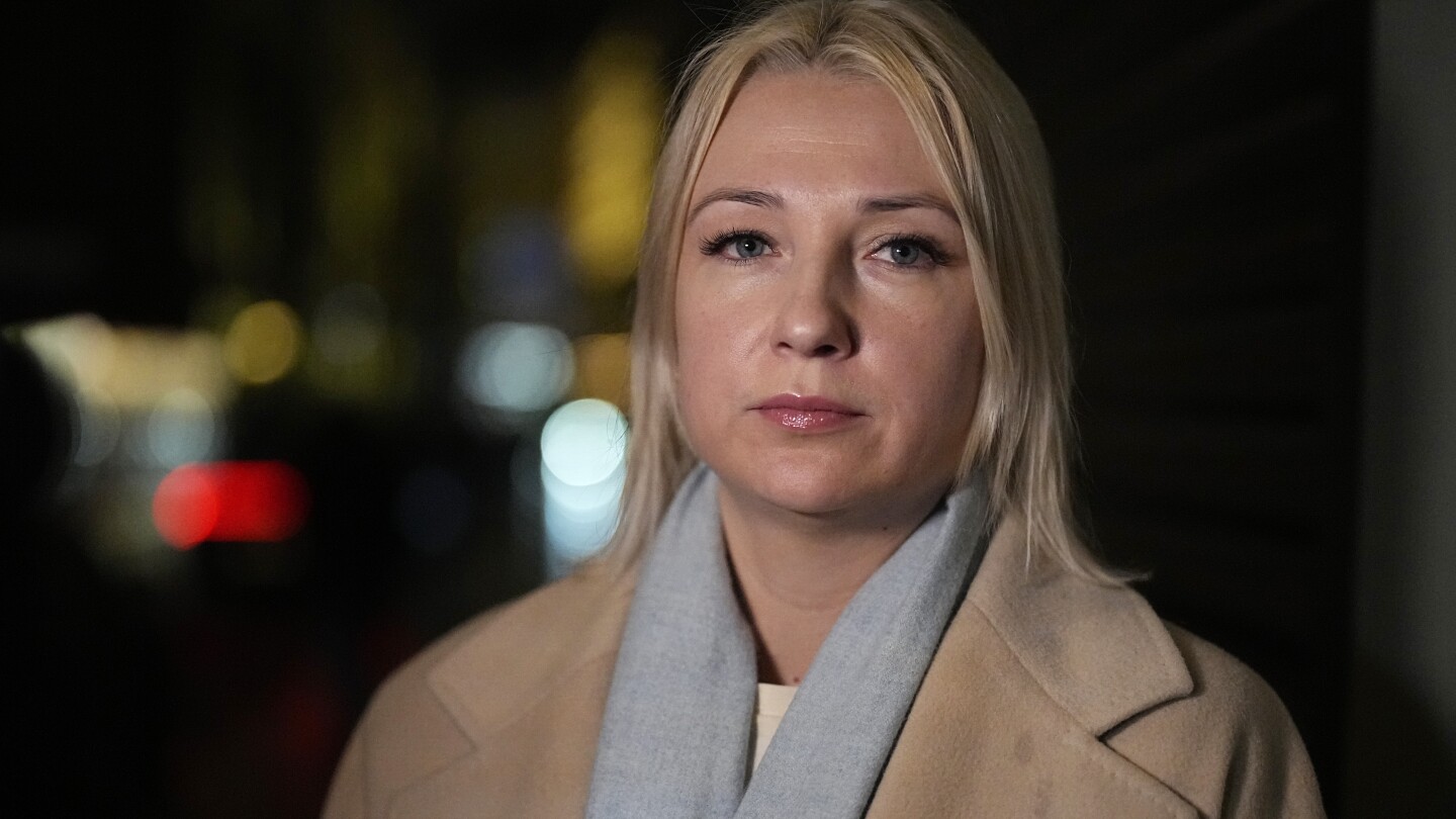 Russian Journalist Yekaterina Duntsova Emerges as Pro-Peace Presidential Candidate Against Putin