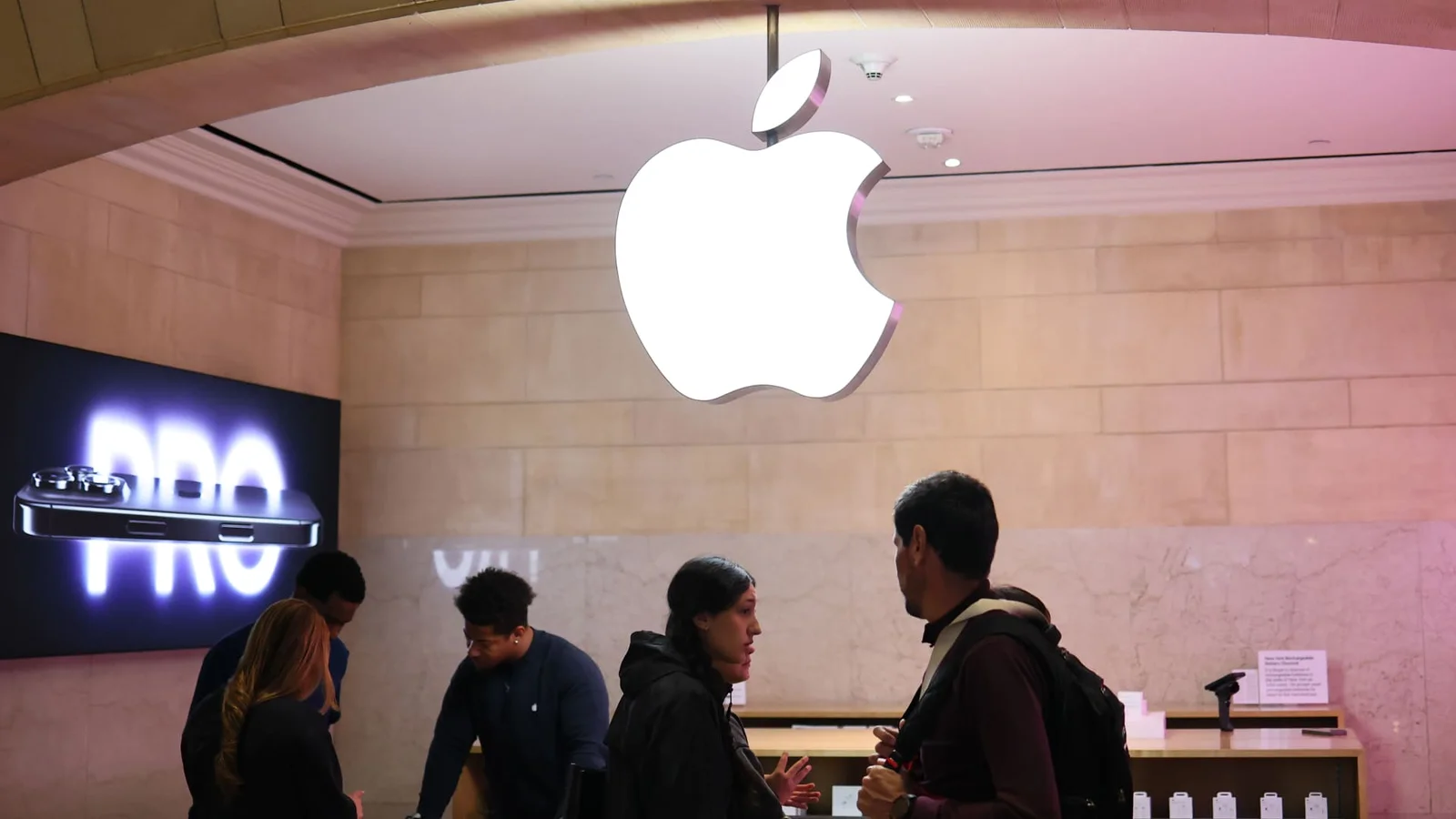 Apple Faces AI Challenges and Investor Concerns at WWDC 2025