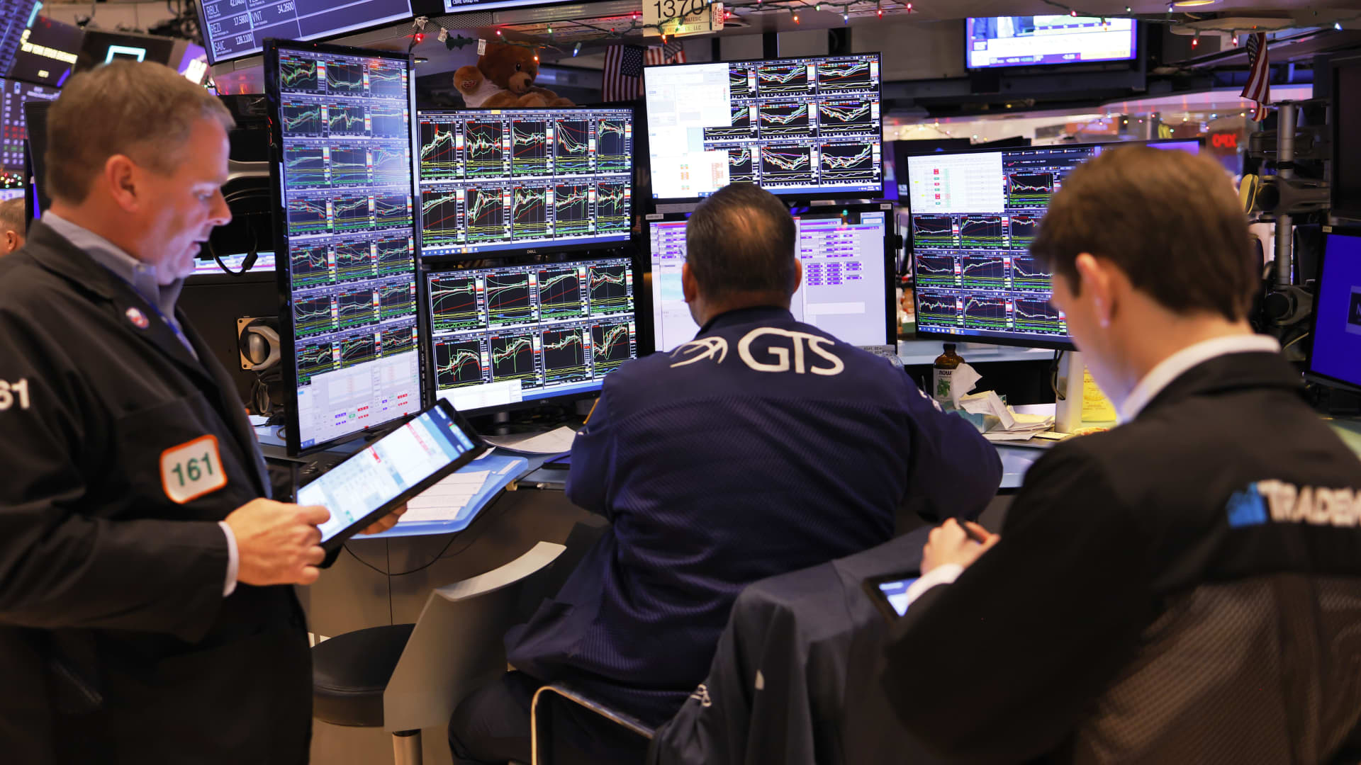 "Stock market rallies as Fed hints at rate cuts, Dow hits record high"