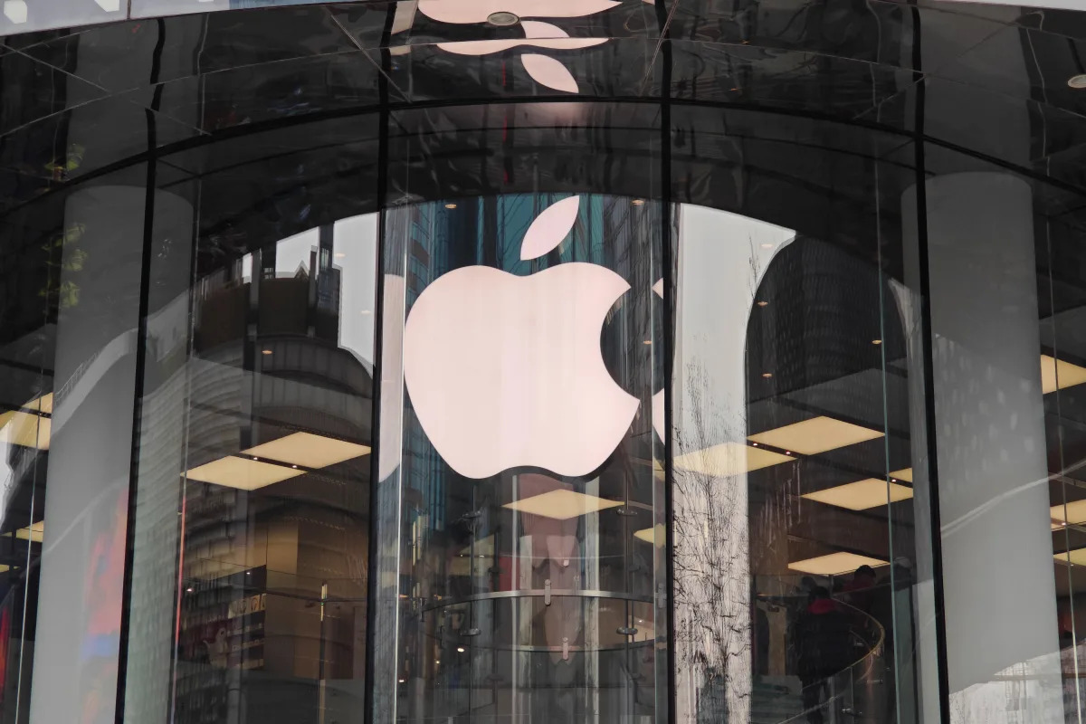 "Analyst Predicts 15% Drop in Apple iPhone Shipments for 2024"