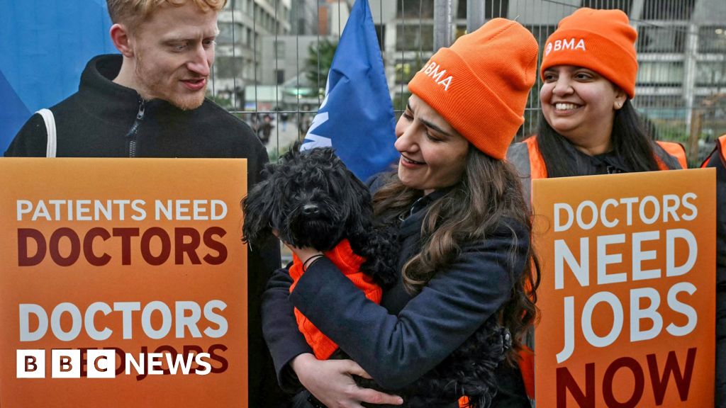 Featured image for Starmer criticizes doctors' strike amid NHS disruption fears