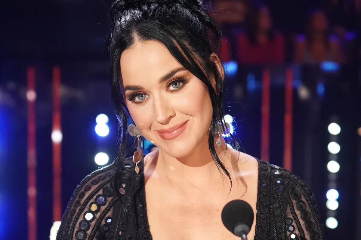 Katy Perry Booed on American Idol for Critique.