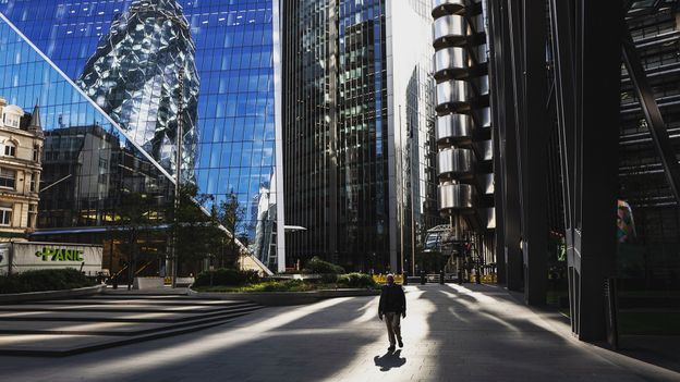 Featured image for Lone Figure in Eerie London Lockdown of 2020
