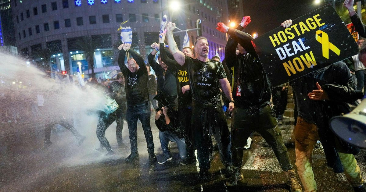 "Tel Aviv Protests: Police Detain Anti-government Protesters and Use Water Cannon"