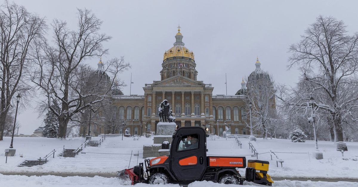 "Deadly Winter Storm System Ravages US with Tornadoes and Heavy Snow"