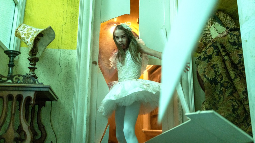 Featured image for "Abigail" Review: Dan Stevens and Melissa Barrera Shine in Exuberant Vampire Horror-Comedy