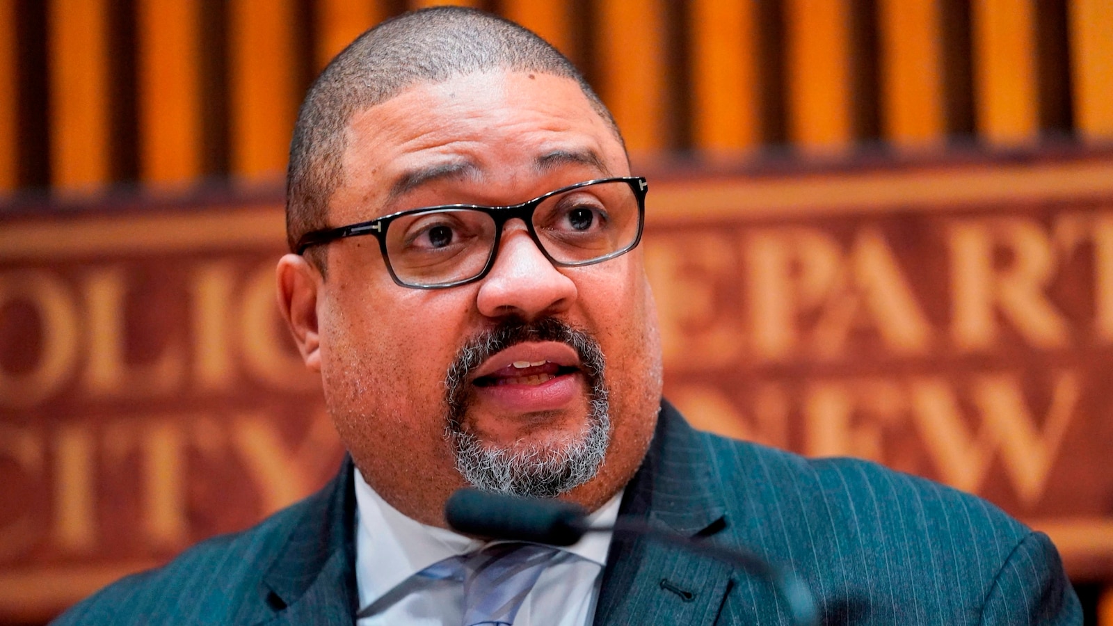 "Extradition Battle: NYC and Arizona Prosecutors Clash Over Murder Suspect"