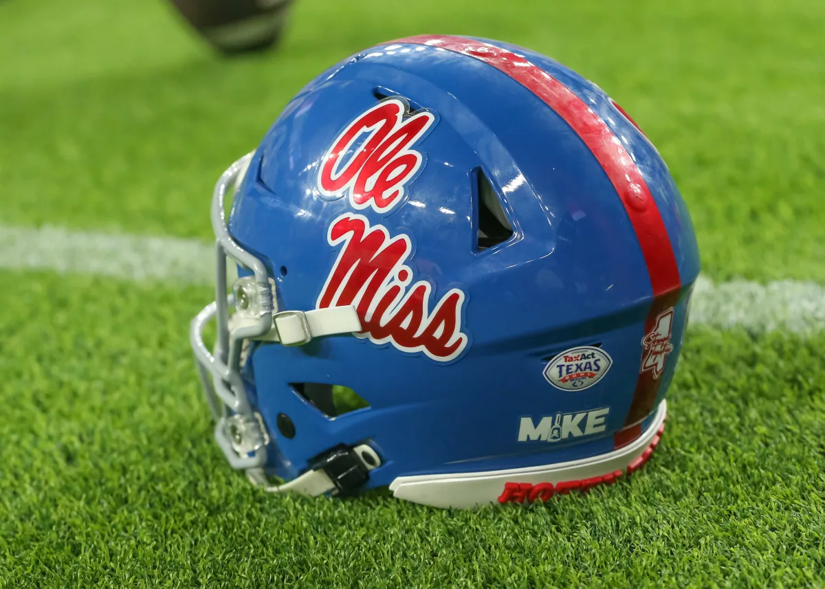 Top QB recruit Austin Simmons switches commitment from Florida to Ole Miss, enrolls early.