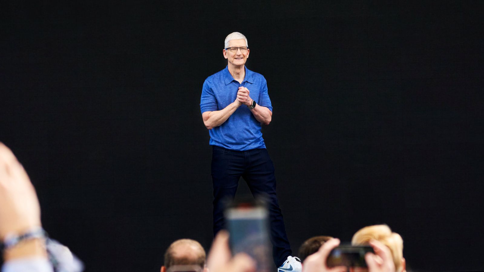 Featured image for Research Suggests Replacing Apple CEO Tim Cook Amid Leadership Changes