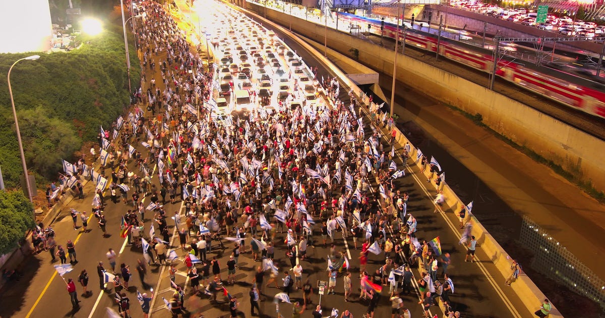Featured image for Protests Erupt in Israel Following Removal of Tel Aviv Police Chief