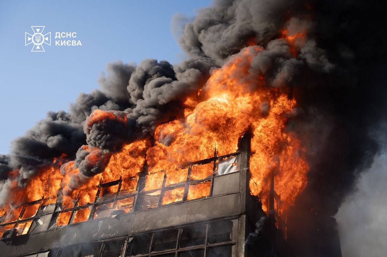 Russia Launches Second Night of Heavy Attacks on Kyiv, Killing 2 and Injuring 25