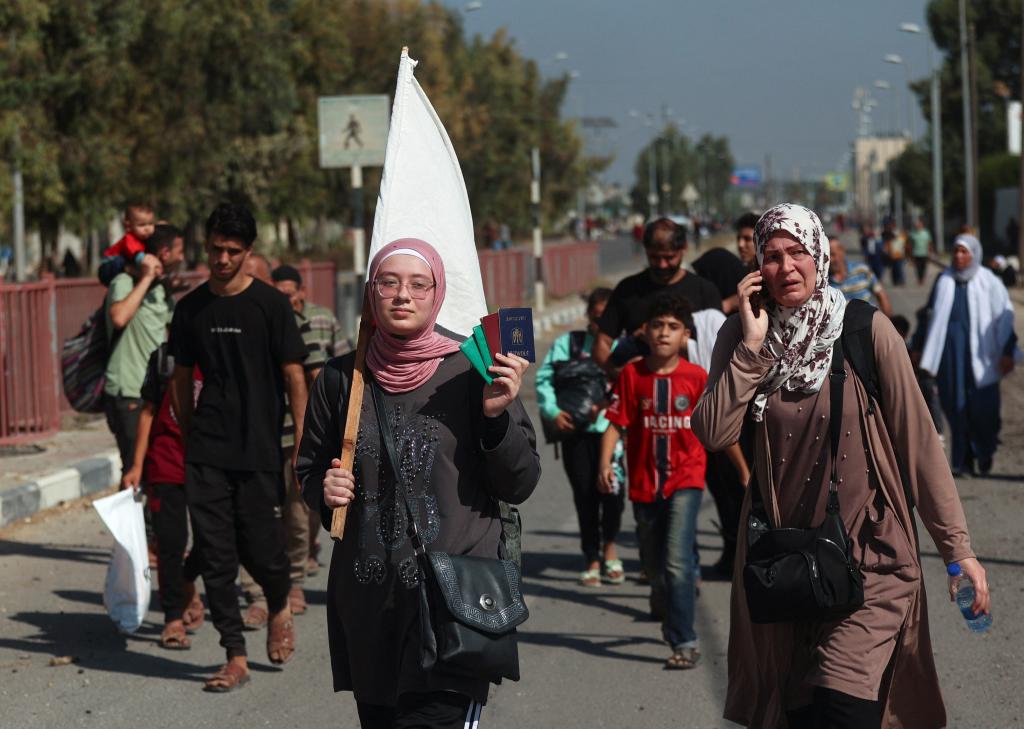 "Gaza City Residents Brave Dangerous Evacuation Amid Israeli Army Presence"