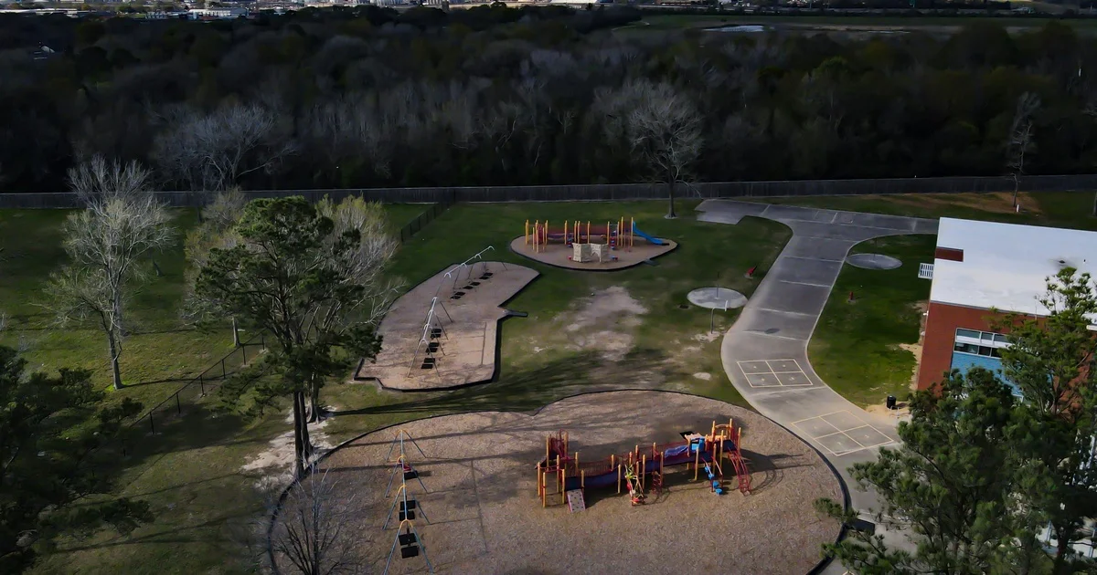 Featured image for "Texas' Lax Stance on Industrial Air Pollution Risks Sparks Concern among Public Health Officials"