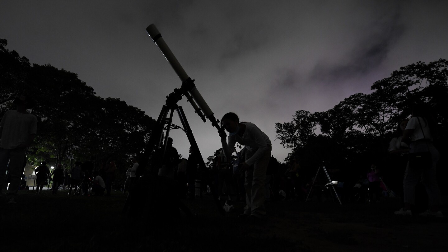 "How to Watch June's Six-Planet Parade"