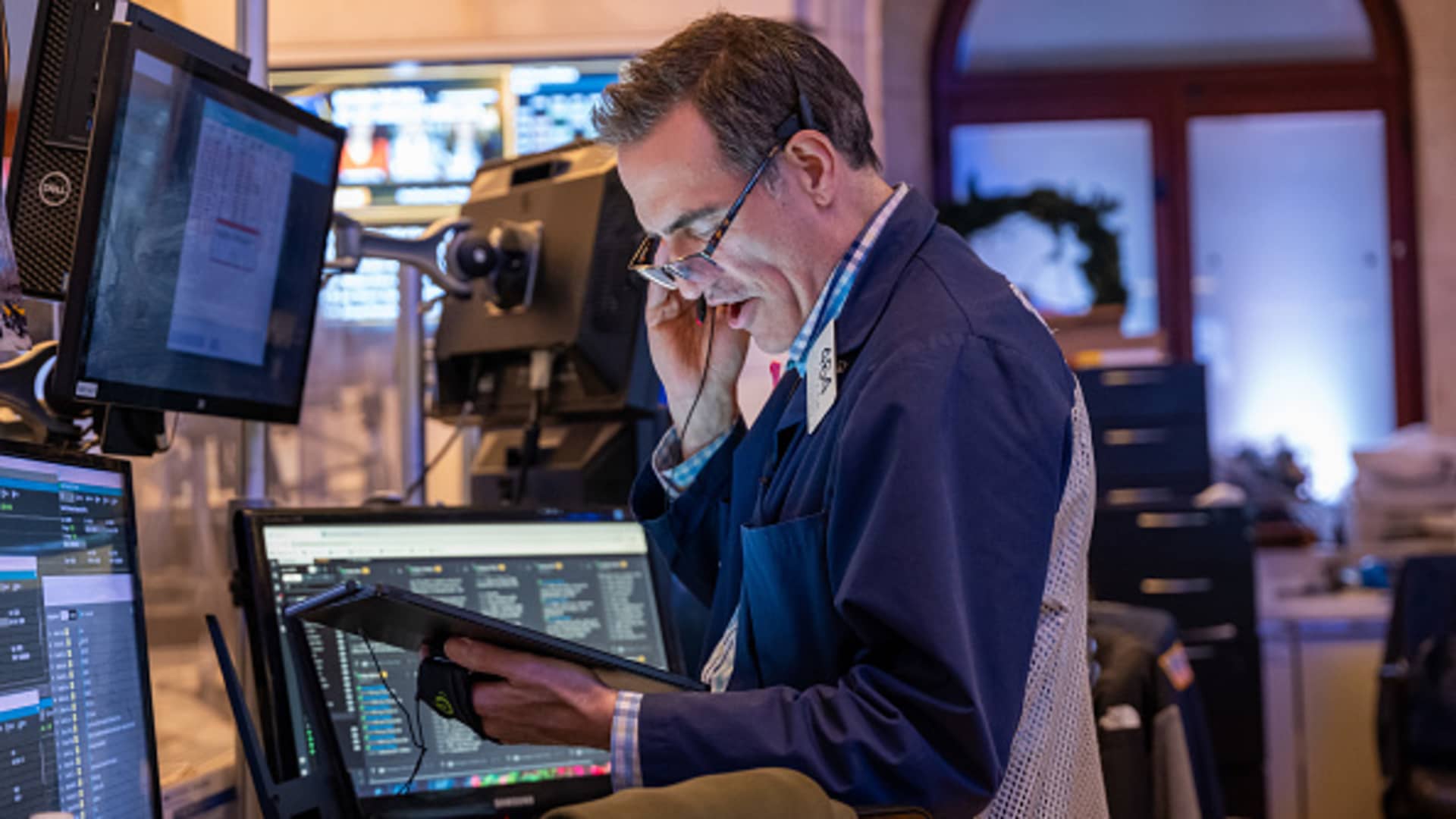 Stock Market Continues Winning Streak, Futures Mixed as Investors Await Policy Cues