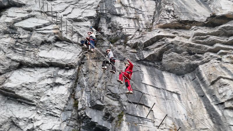 China's Sky-High Tourist Marvel: A 5,000-Foot Attraction