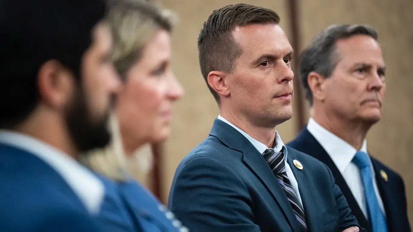 Small bloc of Democrats weighs breaking with leadership to back ICE funding in DHS bill