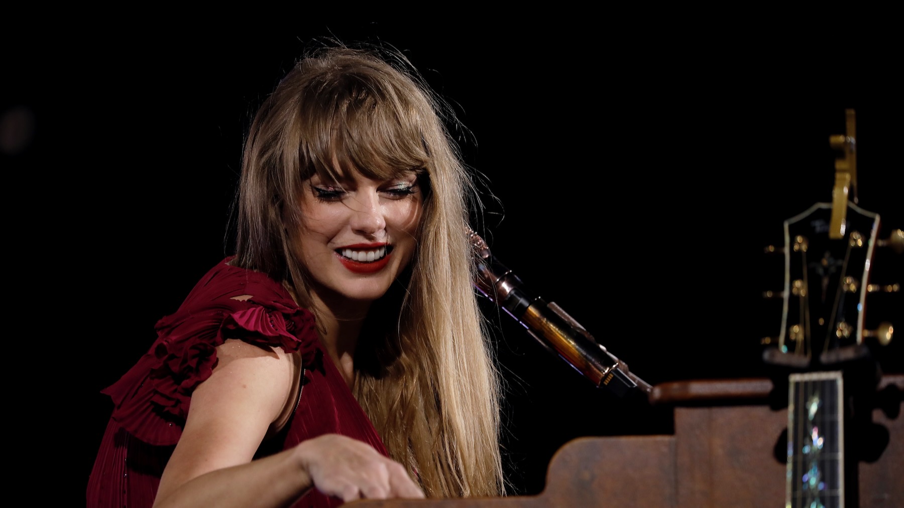 Taylor Swift's Rare Performance of "Dear John" After 11 Years Shocks Fans.