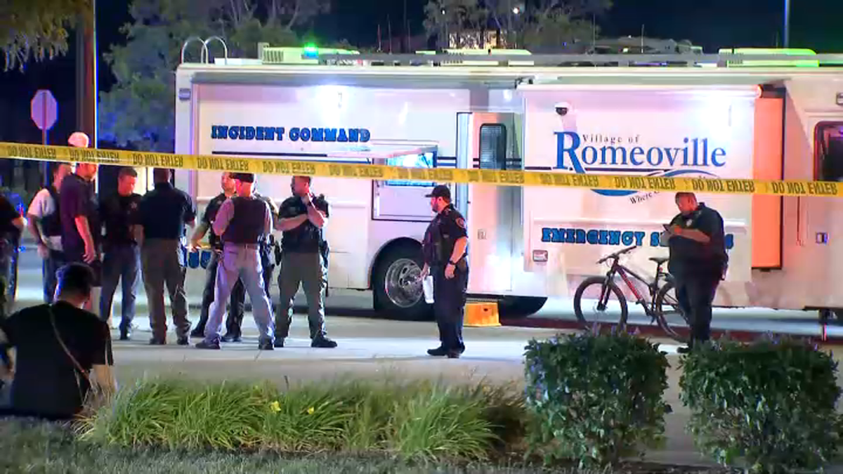 Police search for suspect in Romeoville entertainment center shooting