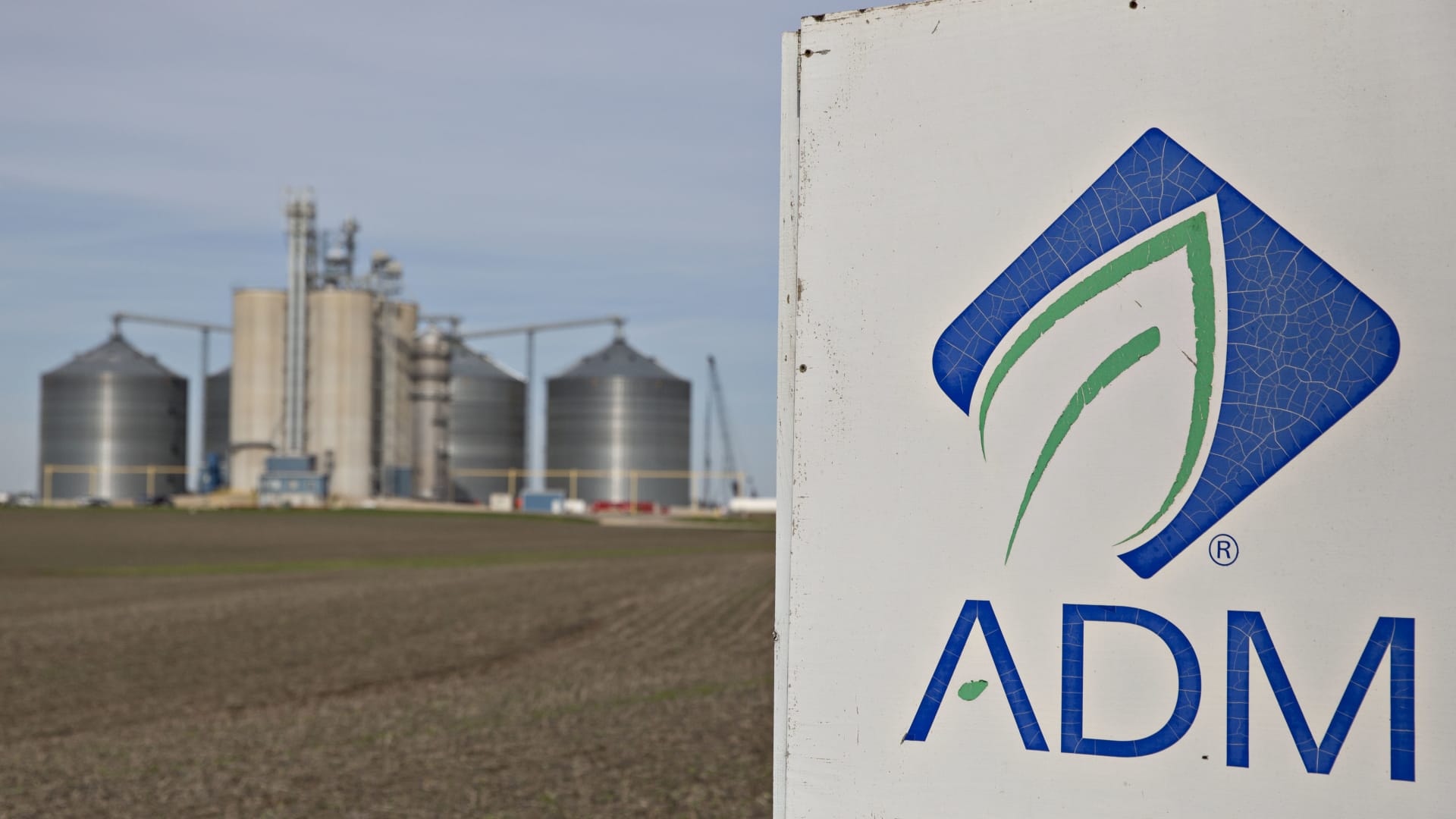 Featured image for "ADM Shares Plummet 24% as CFO Faces Probe"