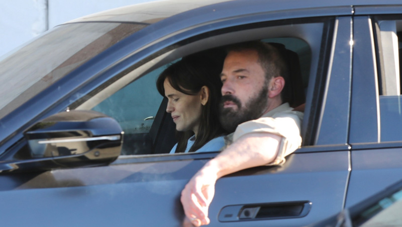 Featured image for Jennifer Garner and Ben Affleck Reunite for LA Drive Post-Thanksgiving