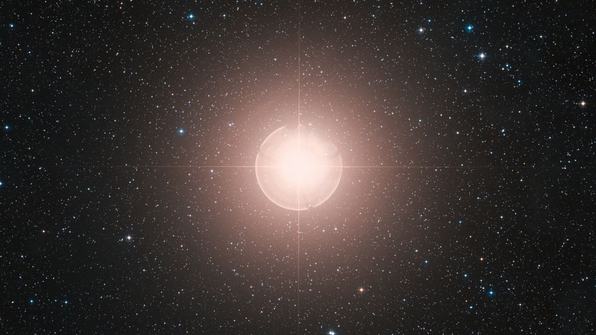 Featured image for Unexpected Companion Star Discovered Around Betelgeuse