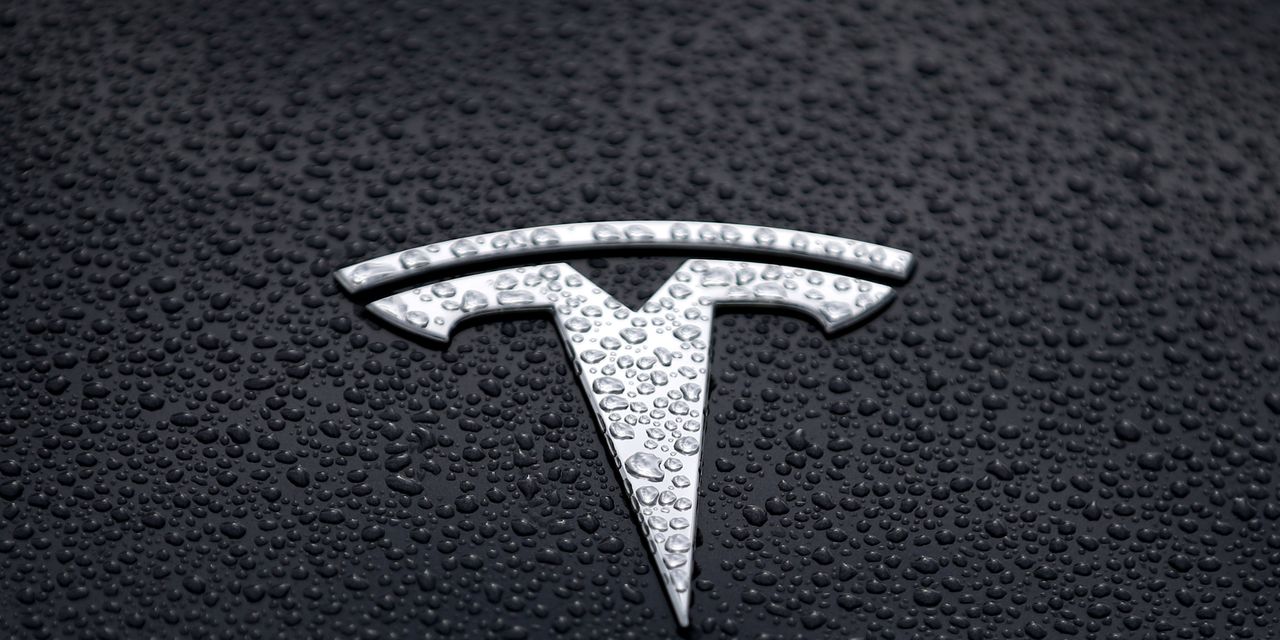 Barclays warns of Tesla's sharp surge and downgraded stock.