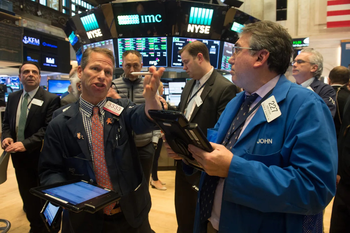 "US Stocks Open Lower as Wall Street Falls on Bank and Tech Losses"