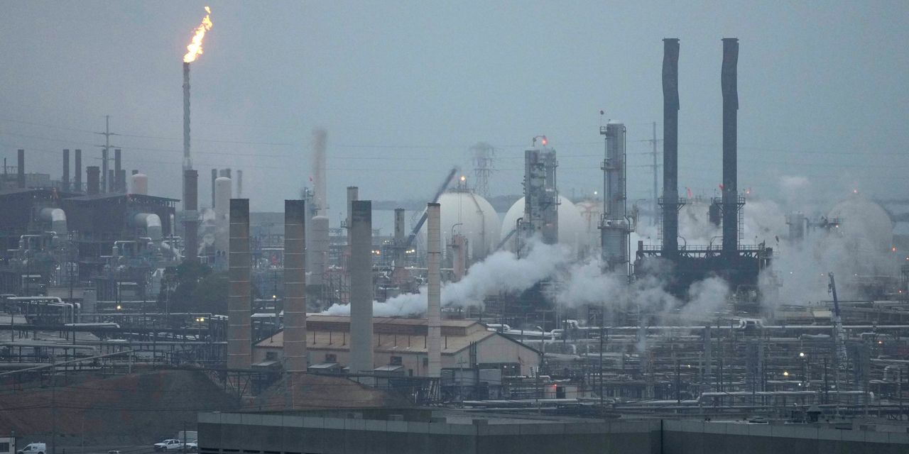 Featured image for Oil Giants Exxon and Chevron Report Disappointing Q3 Profits Amidst Acquisition Focus