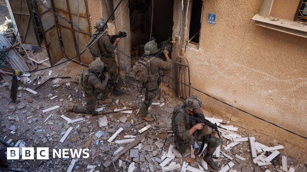 "Israeli Forces Advance into Khan Younis in Southern Gaza"