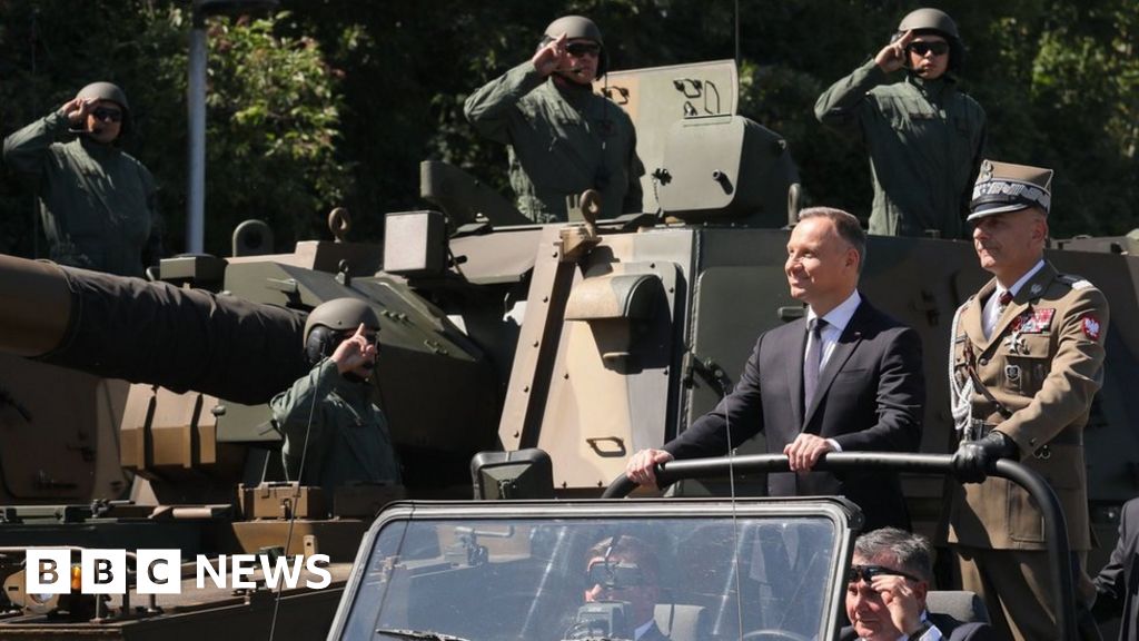 "Poland's Top Army Generals Resign in Pre-Election Upheaval"