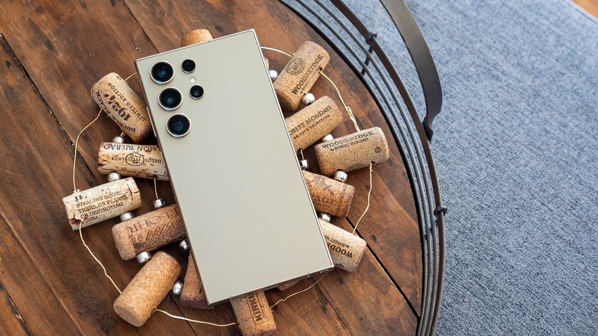 Featured image for Massive Discounts on Samsung Galaxy S24 Ultra at Best Buy and Amazon