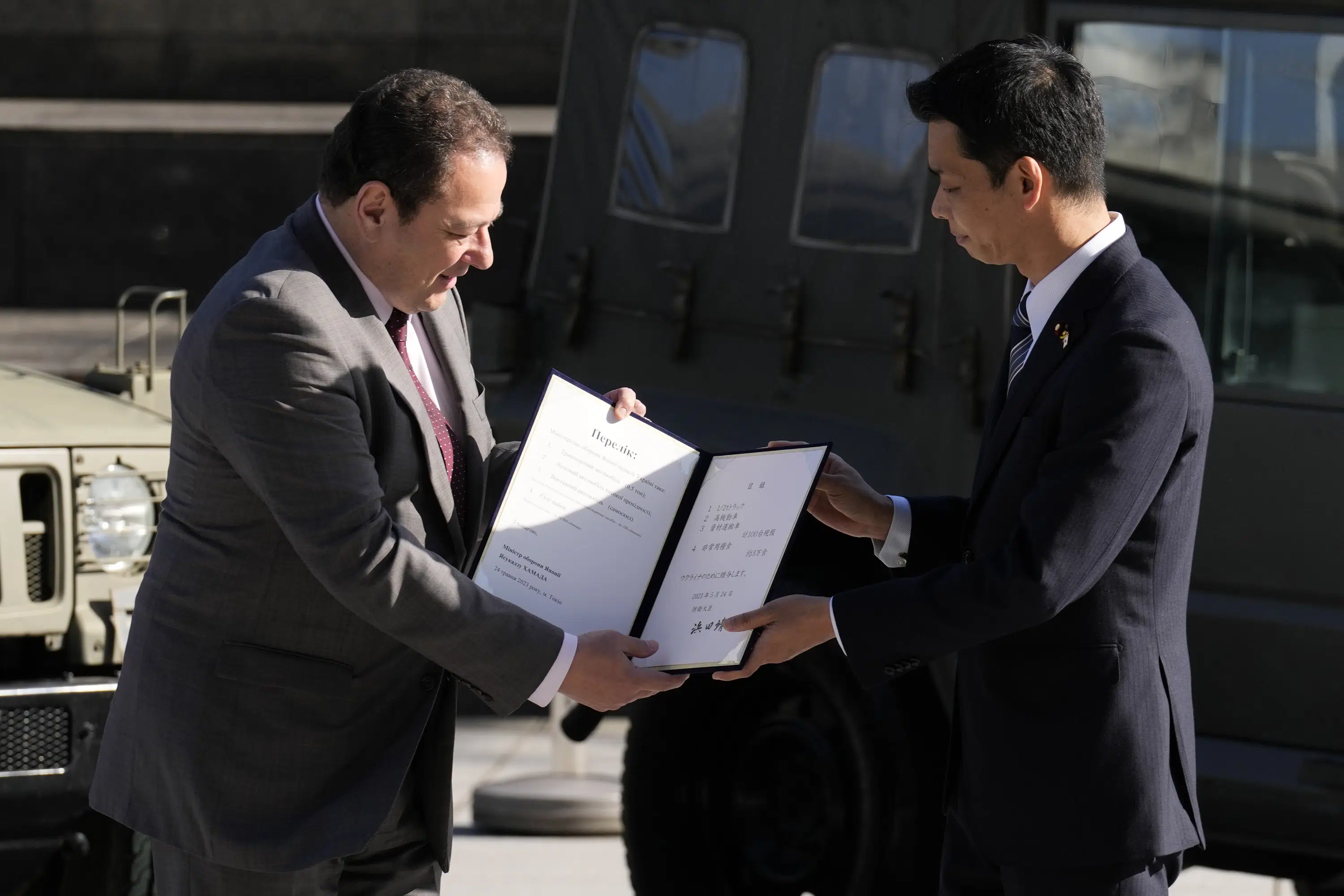 Japan sends military aid to Ukraine with 100 vehicles.