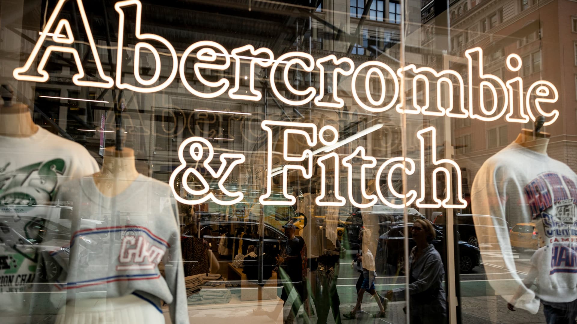 Featured image for Abercrombie Boosts Sales Forecast Amid Mixed Earnings and Tariff Concerns