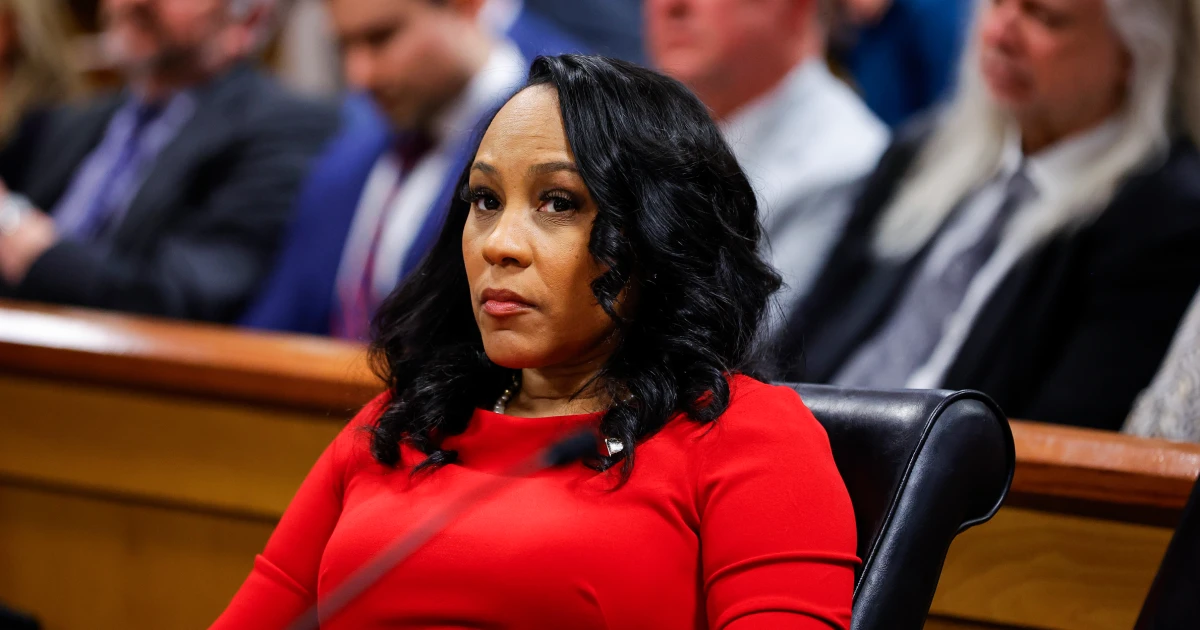 "Judge Allows DA Fani Willis to Continue on Trump's Georgia Election Case Despite Controversy"