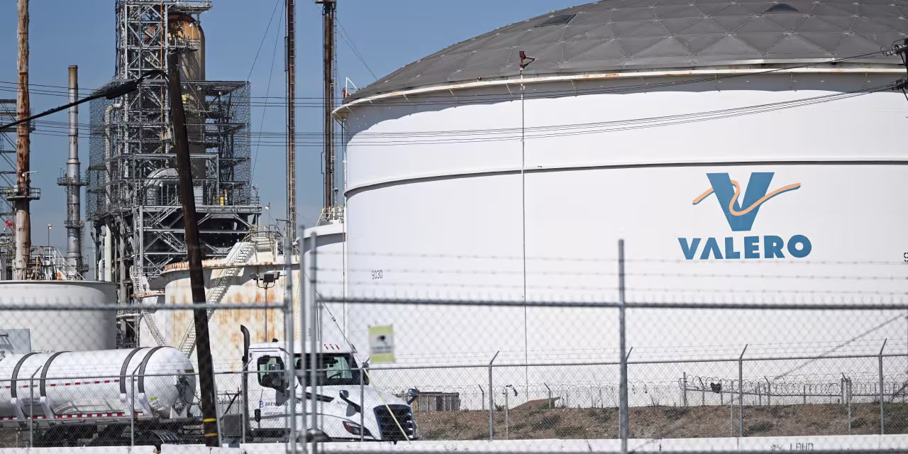 Featured image for Venezuela's Oil Sector Faces Uncertain Future Amid Political Changes