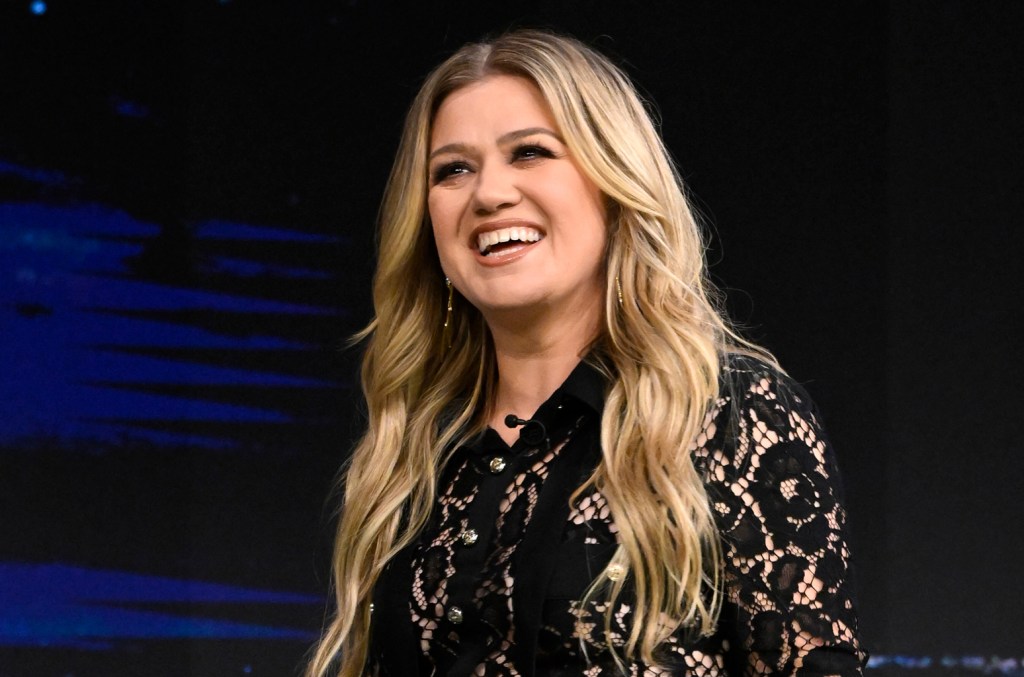 Kelly Clarkson Addresses Rumors of Bashing Taylor Swift & Travis Kelce's Romance