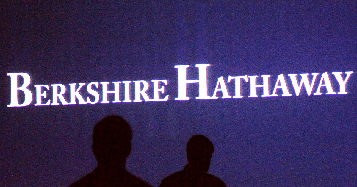 Berkshire Hathaway's Record Cash Pile and Operating Profit Amid Stock Losses
