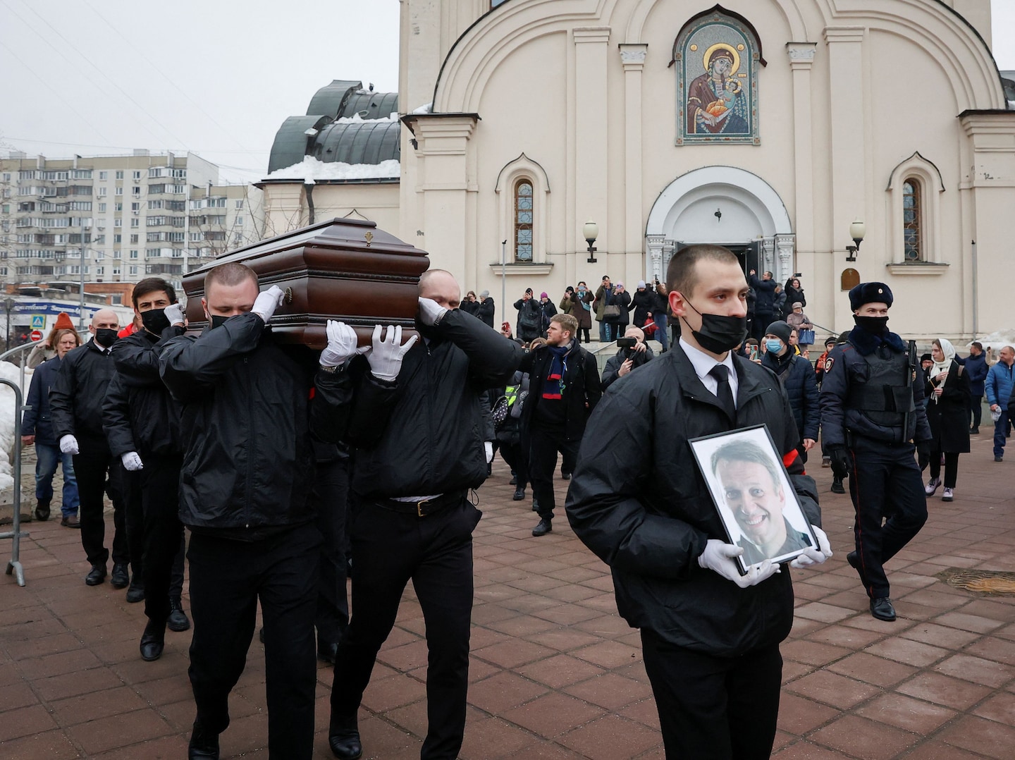 "Massive Turnout at Alexei Navalny's Funeral Despite Security Measures"