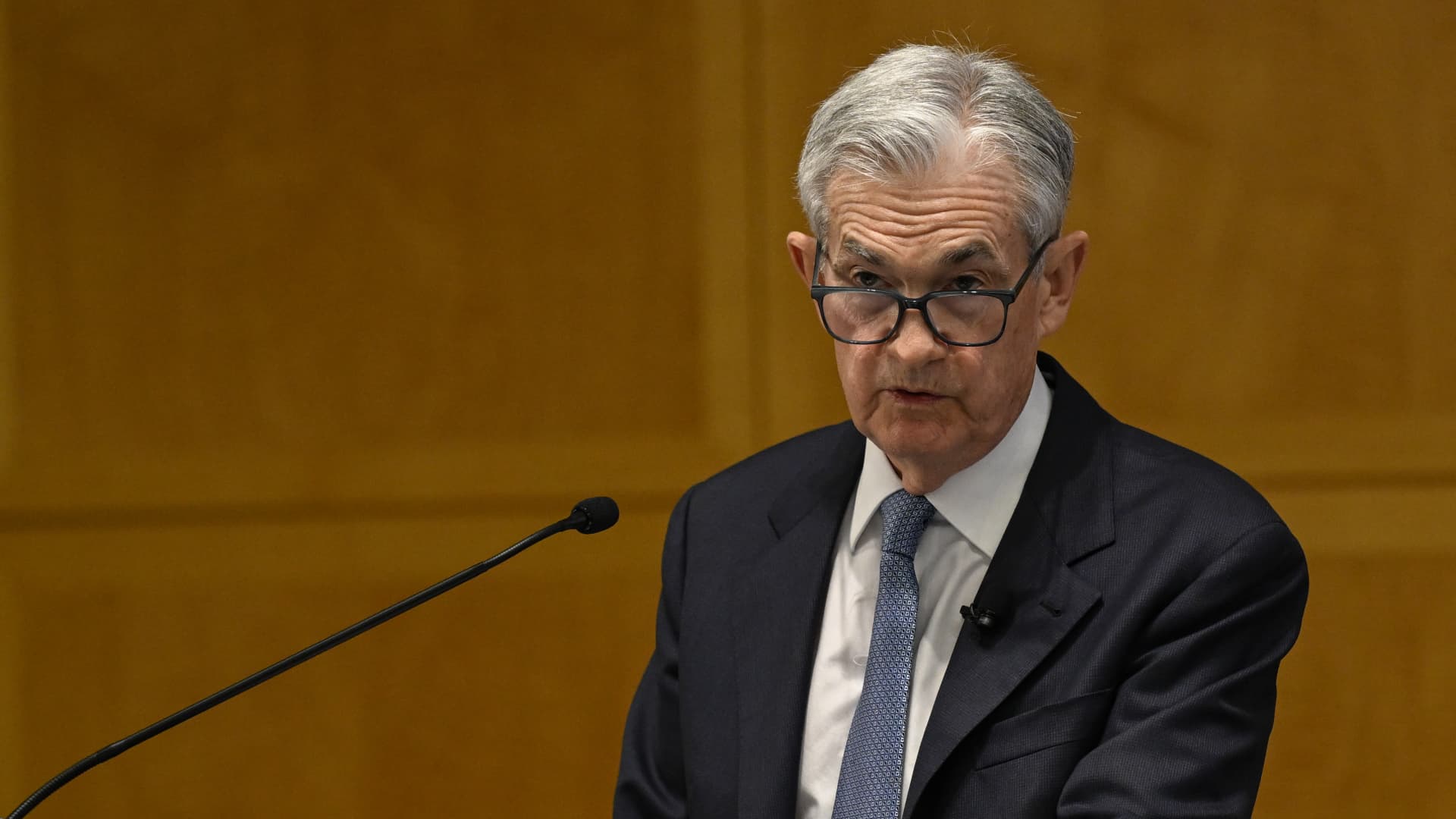 "Powell's Speech Sparks Bond Yield Resurgence, Wall Street Mixed"