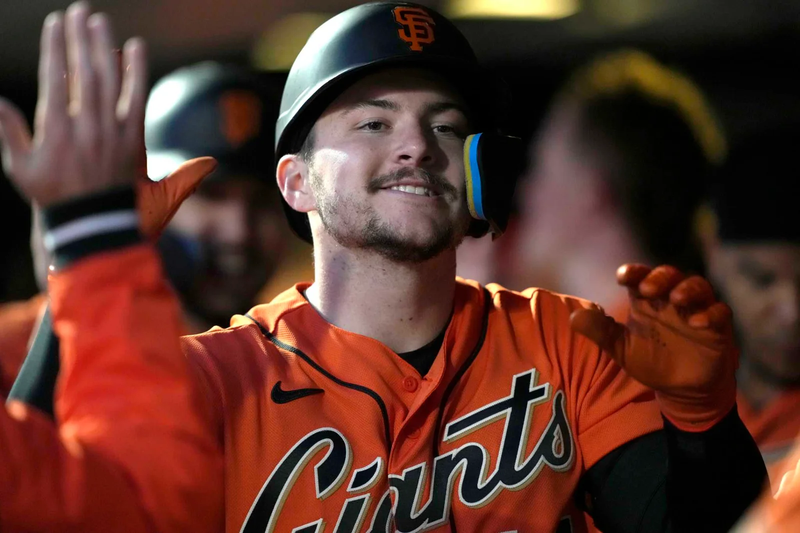 Giants' Bats Dominate in 8-5 Win Against D-backs.