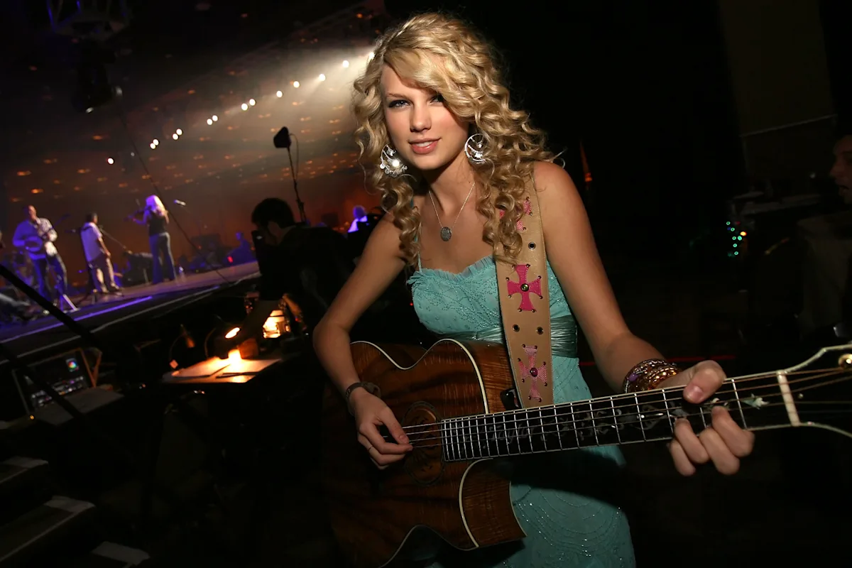 Featured image for Taylor Swift Performs Intimate 3-Hour Concert for Jeff Jarrett’s Family Before Wife’s Passing