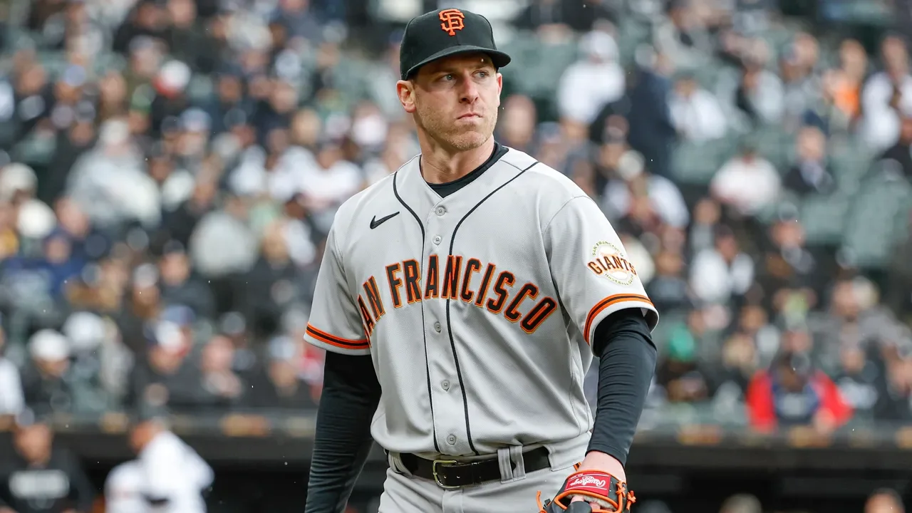 "Giants Dominate White Sox in Eventful Game"